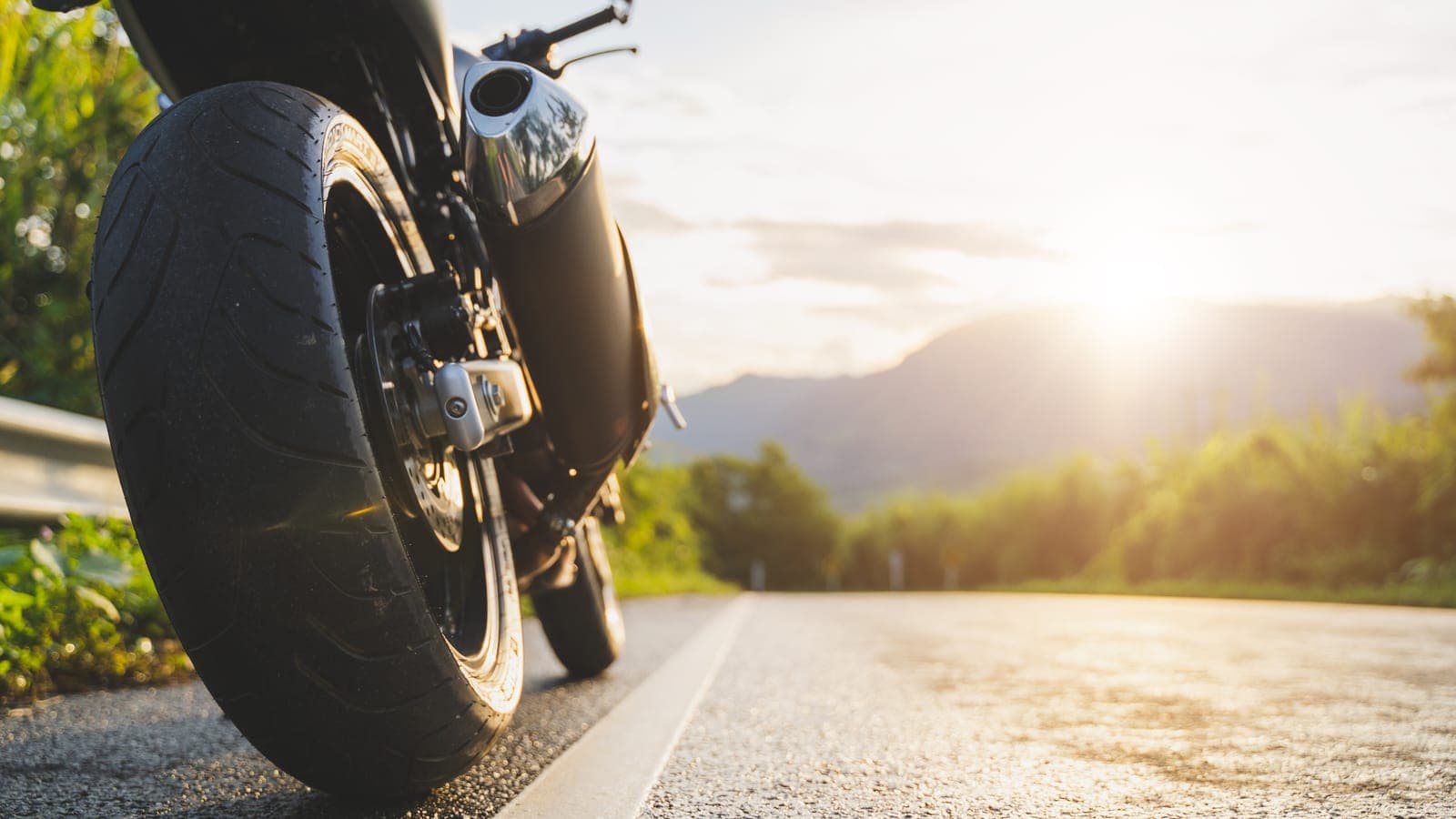Motorrad am Straßenrand in der Abendsonne